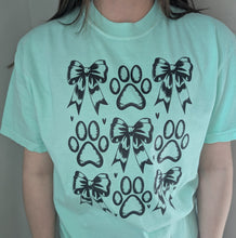 Load image into Gallery viewer, Paw prints and bows SS crew
